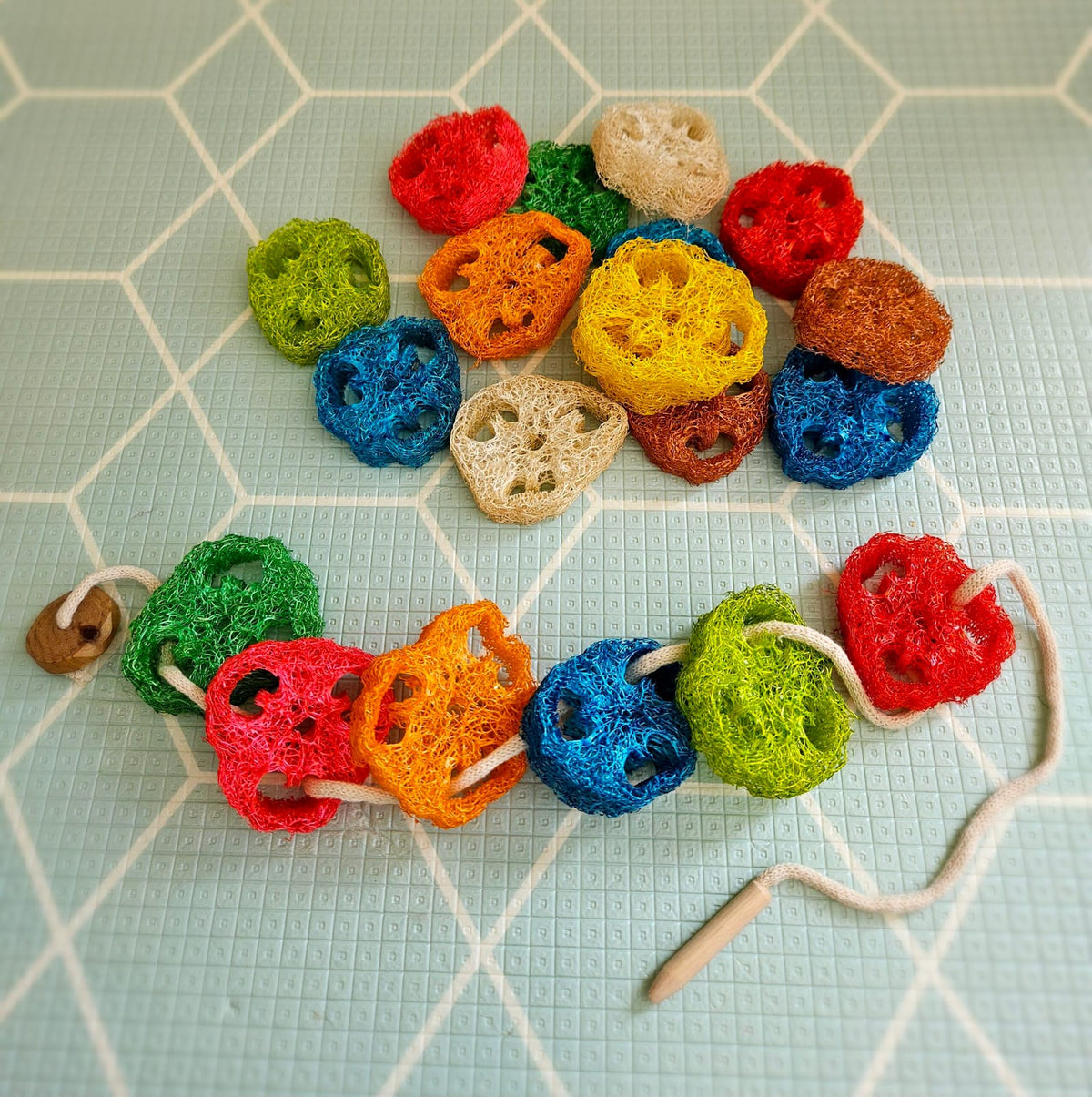 Rainbow Loofah Lacing toys